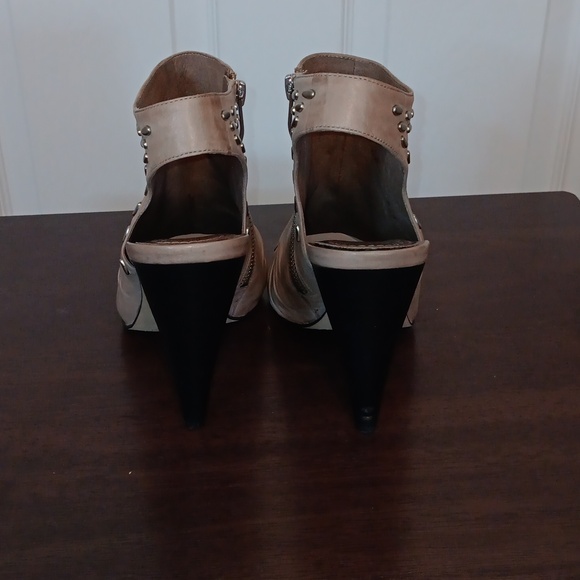 Vince Camuto Women's 8.5 5" Heel Leather Tan Peep Toe Booties Zip-up - Picture 4 of 9